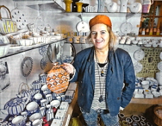 Ulrike Hausmann in ihrem Laden.